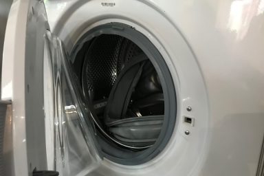 czyste wnetrze pralki chronie przed zafarbowaniem ubran w pralce