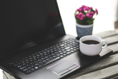 Kawa obok laptopa